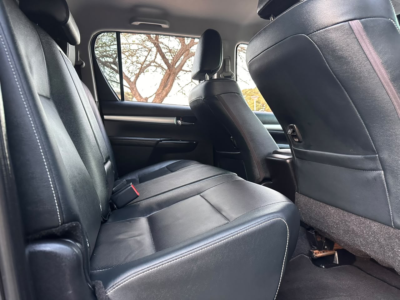 TOYOTA HILUX DOUBLE CABIN thumbnail 4